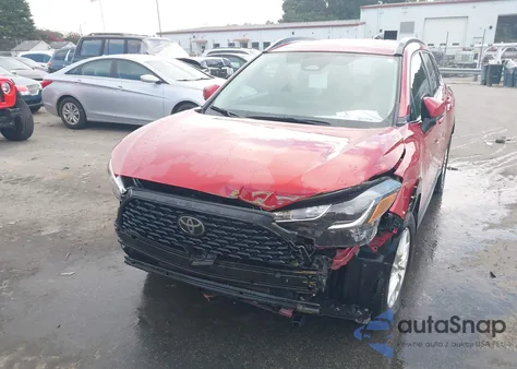 2024 Toyota Corolla Cross Le z USA, uszkodzony, nr VIN 7MUCAAAG2RV111886